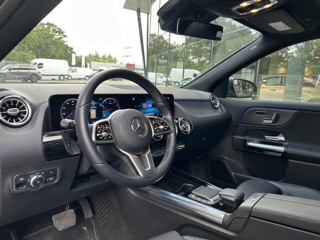 Mercedes-Benz GLA-KLASSE 200 Luxury // Panorama dak // Distronic // Memory Stoelen // MultiBeam LED // Rijassistentie pakket // Sfeerverlichting // Camera