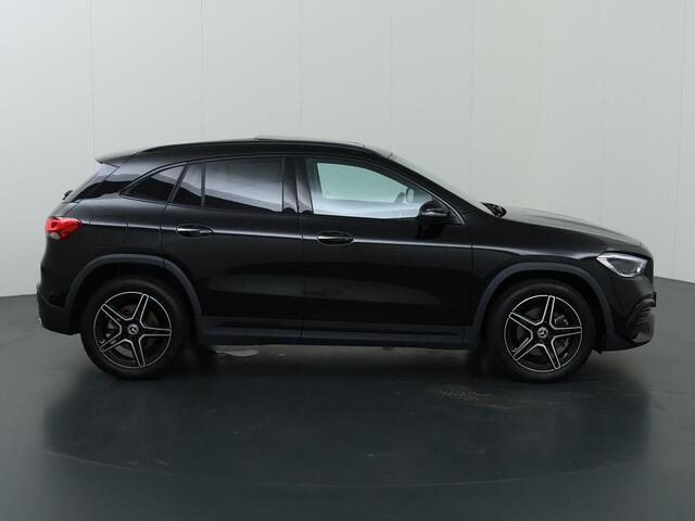 Mercedes-Benz GLA-KLASSE 250 e AMG Line | Night | Panoramadak | Leder | 19" lichtmetalen velgen | Achteruitrijcamera |