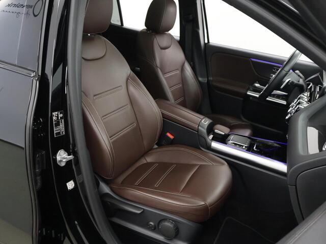 Mercedes-Benz GLA-KLASSE 250 e AMG Line | Night | Panoramadak | Leder | 19" lichtmetalen velgen | Achteruitrijcamera |