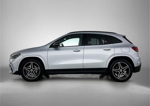 Mercedes-Benz GLA-KLASSE 180 AMG Line | Night pakket | Alarm klasse 3 | Trekhaak Inclusief 24 maanden MB Certified garantie voor Europa.