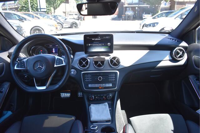 Mercedes-Benz GLA-KLASSE 180 Business Solution AMG | NL-Auto | Leyless | Camera | Afn.trekhaak | Carplay | Stoelverwarming | Full LED | Zeer netjes