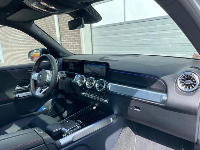 Mercedes-Benz GLB-Klasse 180 AMG | Panoramadak | Adaptive onderstel | | Night Pakket | Panoramadak | Adaptief Onderstel met Verstelbare Demping | Apple CarPlay | Android Auto | Sierdelen Walnotenhout Zwart | Alarm | Stoelverwarming | Sfeerverlichting | Showmodel SALE