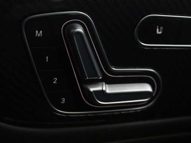 Mercedes-Benz GLB-Klasse 200 Premium Plus | AMG Line | Panoramadak | Leder | Stoelverwarming | Carplay | Camera | Trekhaak | Memory | Carbon | Full LED | Navigatie | Keyless