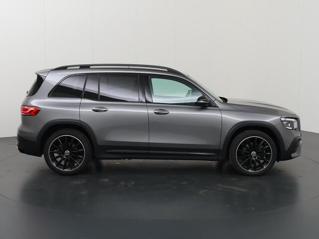 Mercedes-Benz GLB-Klasse 180 AMG Line | Night | Panoramadak | Adaptief demping onderstel | Sfeerverlichting | 360 graden camera
