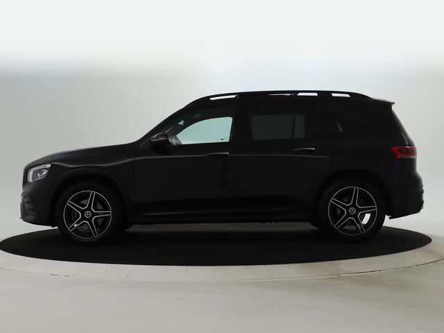 Mercedes-Benz GLB-Klasse 200 Business Solution AMG 7p. Panorama Schuif-Kanteldak | Memory stoelen | Achteruitrijcamera | Nightpakket | Trekhaak | 7 Persoons. Inclusief 24 maanden MB Certified garantie voor Europa.