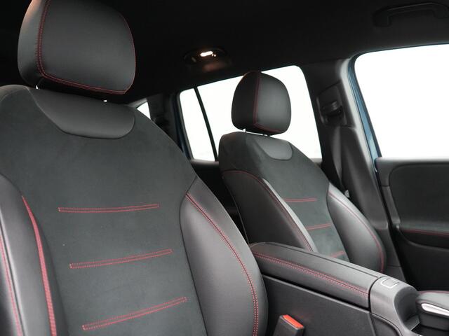 Mercedes-Benz GLB-Klasse 250 AMG Line 225pk | Widescreen Navigatie | Alcantara Sportstoelen Memory & Verwarmd | Apple Carplay | Keyless | Camera | Navigatie | DAB |