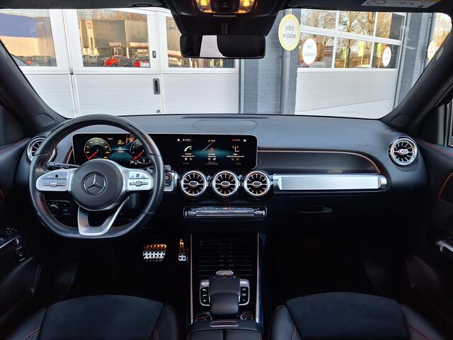 Mercedes-Benz GLB-Klasse 200 Business Solution AMG | Trekhaak afneembaar | Panoramadak | Night pakket | Achteruitrijcamera | Sfeerverlichting | Dodehoekassistentie | Elektrische achterklep