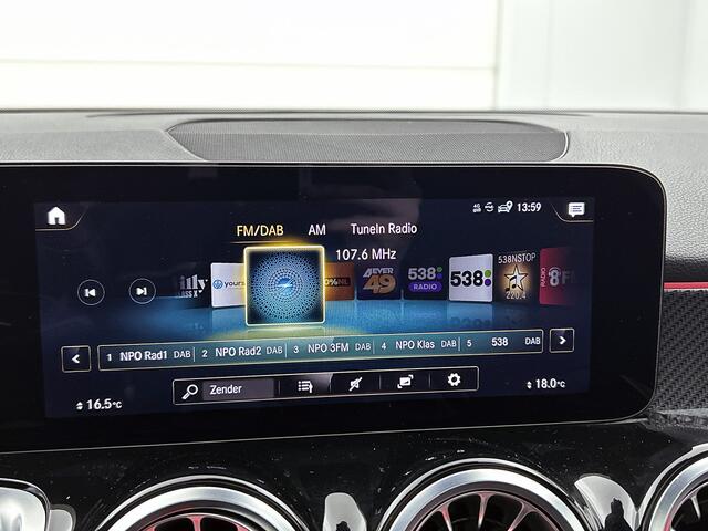 Mercedes-Benz GLB-Klasse 200 Business Solution AMG | Panoramadak | Trekhaak | Achteruitrijcamera | DISTRONIC | Inclusief 24 maanden MB Certified garantie voor Europa.