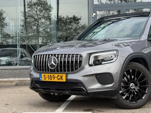 Mercedes-Benz GLB-Klasse 200 Premium I Panorama dak I Widescreen I Stoelverwarming I AMG Look Velgen l Panamericana grille l Lederen Artico Interieur I I Night pakket I Led I MBUX I Pakeer pakket l Airconditoning l Tempomaat l