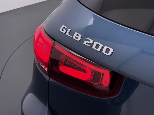 Mercedes-Benz GLB-Klasse 200 AMG 7-zits // Camera // Sfeerverlichting // Augmented Reallity // Alarm // Nightpakket // 19" AMG // LED