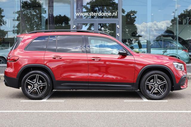 Mercedes-Benz GLB-Klasse 200 Business Solution AMG 163 PK I Panoramadak I Trekhaak I Stoelverwarming I Tempomaat I Camera I Elektrische stoelen I Mulitibeam led I Memory l Elektrisch bedienbare achterklep l Sfeerverlichting I Nightpakket I