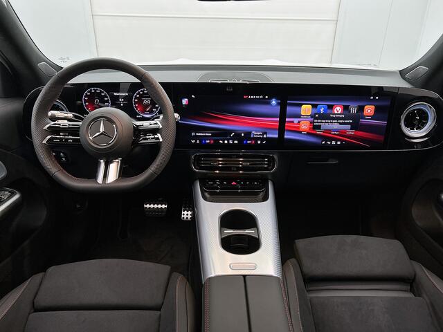 Mercedes-Benz GLB-Klasse 200 Business Solution AMG 7p. 58 kWh | Premium pakket | Trekhaak | Winterpakket | Nightpakket | Vast panoramadak | GUARD 360° | 19" vijfspaaks lichtmetalen AMG-velgen | Warmtewerend, donkergetint glas |