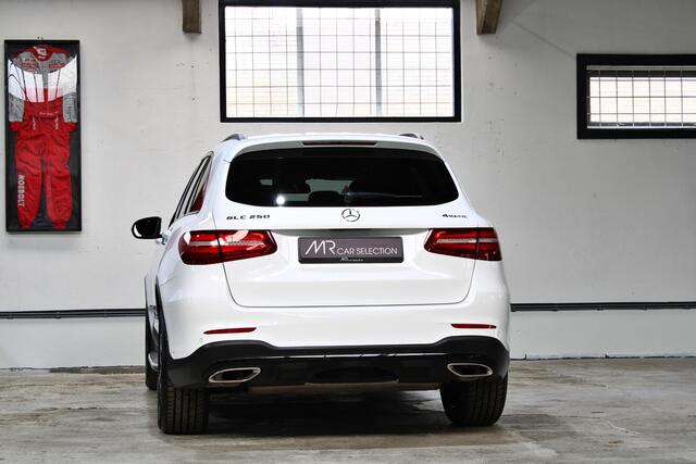 Mercedes-Benz GLC-KLASSE 250 4MATIC Premium Plus | AMG | Panoramadak | Trekhaak | Command Online | Camera |