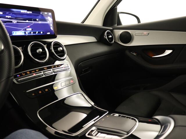 Mercedes-Benz GLC-KLASSE 300 e 4MATIC Business Solution AMG | Panoramadak | Lichtmetalen velgen | Navigatie | Parking support | camera achter | Inclusief 24 maanden MB Certified garantie voor Europa.