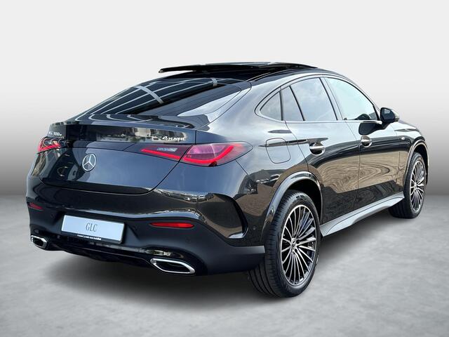 Mercedes-Benz GLC-KLASSE Coupé 300 e 4MATIC Sport Edition | AMG Line | Nappa Leder Bruin | Premium Pakket | Night Pakket | Winter Pakket | Panoramadak | Trekhaak | Burmester Surround | 360° Camera | DISTRONIC Afstandsassistent | Elektrisch Verstelbare Stoelen + Memory