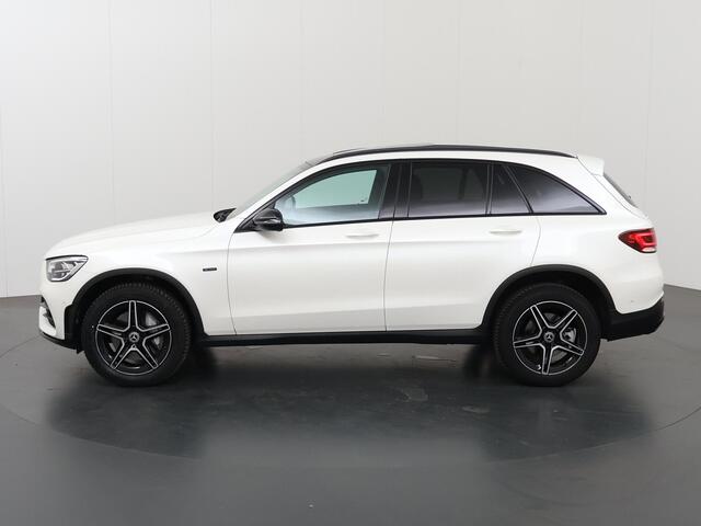 Mercedes-Benz GLC-KLASSE 300e 4MATIC AMG Night | Panoramadak | Easy Pack achterklep | Stoelverwarming | Achteruitrijcamera | Dakrails |
