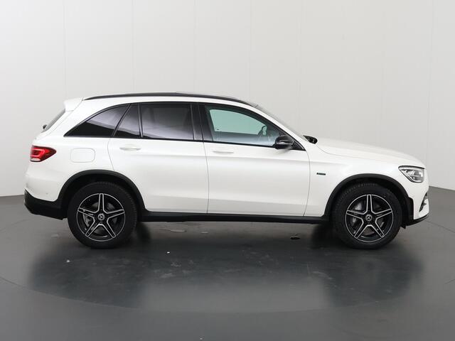 Mercedes-Benz GLC-KLASSE 300e 4MATIC AMG Night | Panoramadak | Easy Pack achterklep | Stoelverwarming | Achteruitrijcamera | Dakrails |