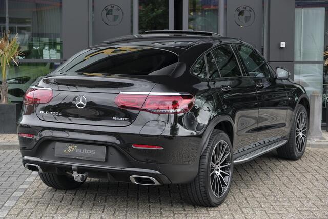 Mercedes-Benz GLC-KLASSE Coupé GLC300e AMG 320pk 4MATIC Schuifdak Burmester Camera MBUX Trekhaak elektrisch 20" LMV