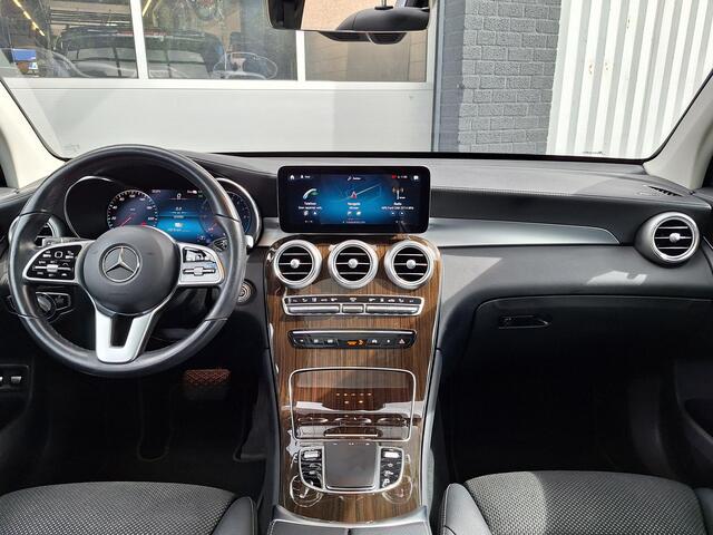 Mercedes-Benz GLC-KLASSE 300e 4MATIC Premium Plus | Panoramadak | Trekhaak | DISTRONIC | 360? camera | Memory pakket | Sfeerverlichting | HUD | Treeplanken | Elektrische achterklep