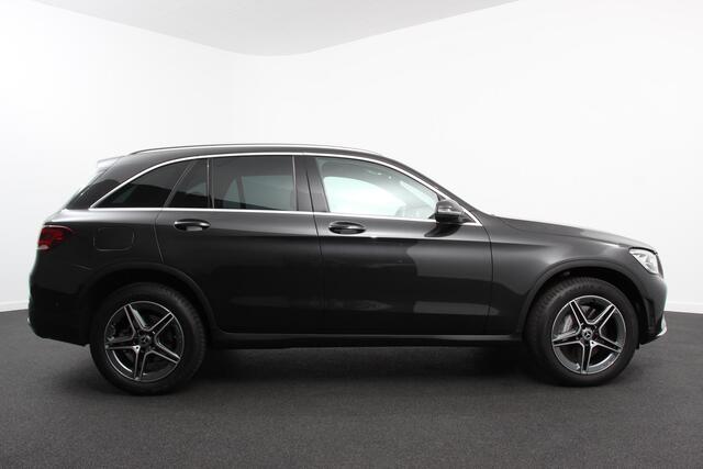 Mercedes-Benz GLC-KLASSE 300e 4MATIC AMG PHEV | Navigatie | Half leder Sportstoelen | Camera | Dab | Led | Electrisch bedienbare achterklep | 19"Lichtmetalen Velgen | Extra getint glas |