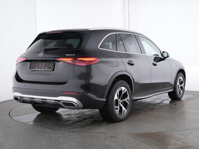 Mercedes-Benz GLC-KLASSE 300 e 4MATIC Plug-In Hybride AVANTGARDE Advanced Plus | Trekhaak | Panorama Schuif-Kanteldak | Stuur en Stoelverwarming | Sfeerverlichting | Memory Voorstoelen. Inclusief 24 maanden MB Certified garantie voor Europa.