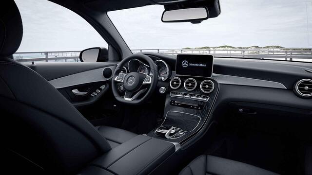 Mercedes-Benz GLC-KLASSE 250 4MATIC Premium | AMG | Panoramadak | Trekhaak | 360 graden camera | 20" lichtmetalen velgen |