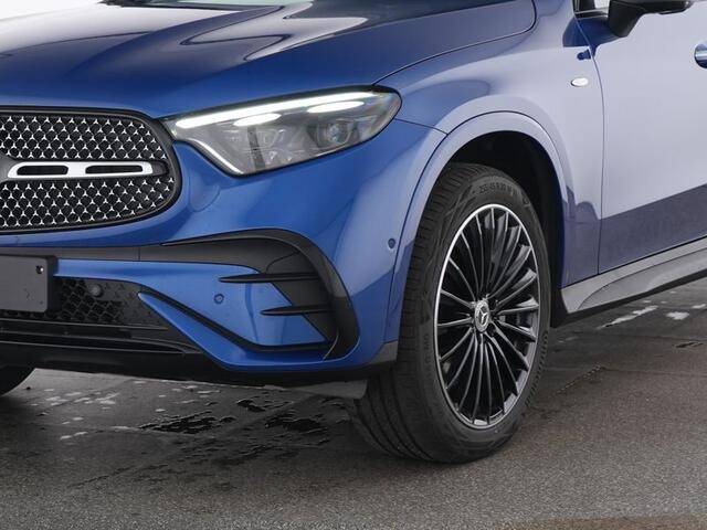 Mercedes-Benz GLC-KLASSE 300 e 4MATIC AMG Plug-In Hybride AMG line | Night Pakket | Panorama Schuif-Kanteldak | 20" multispaaks lichtmetalen AMG velgen | 360° camera. Inclusief 24 maanden MB Certified garantie voor Europa.