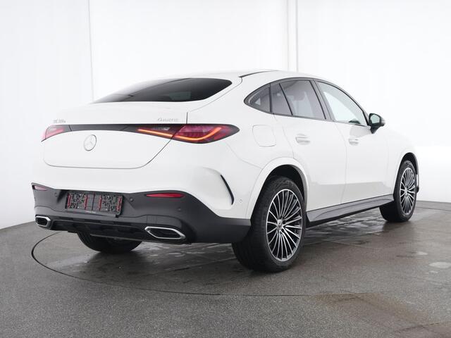 Mercedes-Benz GLC-KLASSE Coupé 300 e 4MATIC AMG Plug-In Hybride | AMG Line | Night Pakket | Panorama Schuif-Kanteldak Rijassistentiepakket plus | Head-up-Display. Inclusief 24 maanden MB Certified garantie voor Europa.