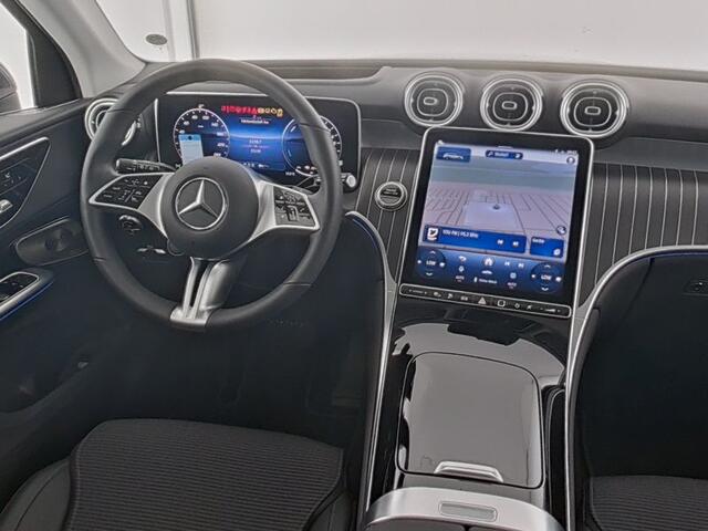 Mercedes-Benz GLC-KLASSE 300e 4-Matic Plug-In Hybride | Panorama Schuif-Kanteldak | Trekhaak | Burmester® Sound System | HUB Head-Up display | KEYLESS-GO Comfort-Pakket | Digital light | Winter pakket Inclusief 24 maanden MB Certified garantie voor Europa.