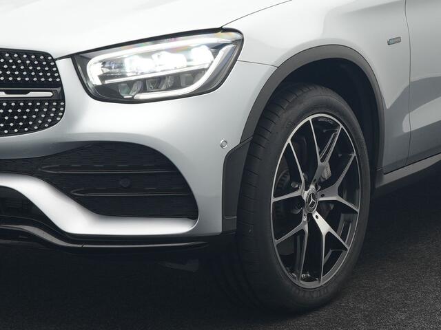 Mercedes-Benz GLC-KLASSE 300e 4MATIC AMG Plug In Hybrid 320pk Dealer O.H PHEV | Panodak | Adaptive Cruise | Burmester Audio | Camera | 20"L.M | Lederen Sportstoelen Verwarmd | Apple Carplay | Blis | Sfeerverlichting | Navigatie | DAB |
