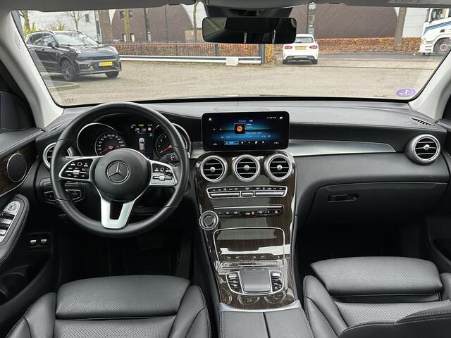 Mercedes-Benz GLC-KLASSE 300e 4MATIC Premium Plus PHEV PLUG-IN HYBRIDE | MEGA VETTE AUTO | PANORAMA DAK | 20INCH | CAMERA | ELEKTRISCHE KLEP | KEYLESS ENTRY + START | DODEHOEK | RIJKLAAR + 12 MND BOVAG GARANTIE!