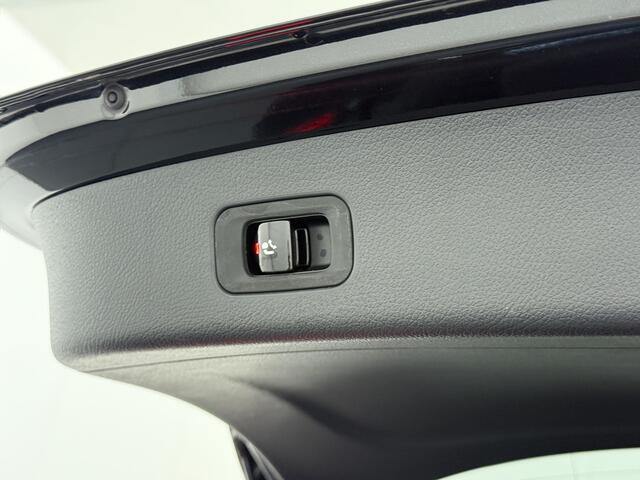 Mercedes-Benz GLC-KLASSE 400e 4Matic AMG // Trekhaak // Luchtvering // Meesturende Achteras // Panoramadak // Nightpakket // 360 Camera // Digital Light