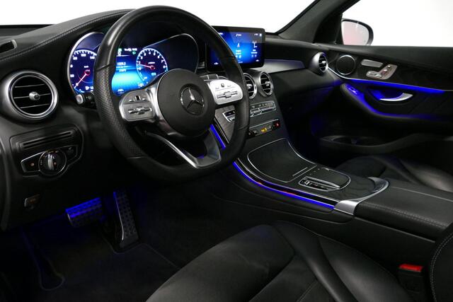 Mercedes-Benz GLC-KLASSE 300e 4MATIC AMG Line / Panamericana Grille / Panoramadak / Elektr. verstelbare voorstoelen + memory / Apple Carplay - Android Auto / Sfeerverlichting / Rondomzichtcamera / MANUFAKTUR kleur / Elektr. wegklapbare trekhaak / 21'' LMV / Keyless / LED High Per
