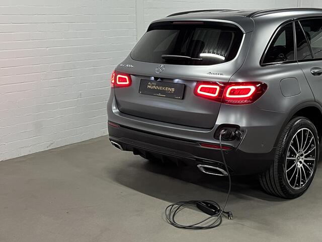 Mercedes-Benz GLC-KLASSE 300e 4MATIC *17.762KM | AMG | Open dak | Adaptive cruise | Stoel-/stuurverwarming