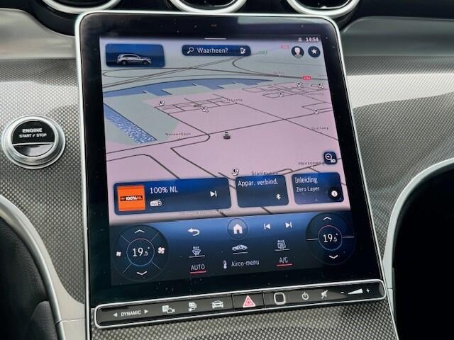 Mercedes-Benz GLC-KLASSE 300e 4MATIC AMG I Airmatic l Gestuurde achteras l Panoramadak l Burmester l Distronic l LED met adaptief groot licht assistent l Memory l MBUX l Wegklapbare trekhaak l Sfeerverlichting l 360 Camera | Techniek- pakket l Winter pakket l Smartphone integrati