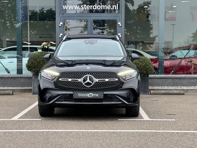 Mercedes-Benz GLC-KLASSE 300e 4MATIC AMG I Airmatic l Gestuurde achteras l Panoramadak l Burmester l Distronic l LED met adaptief groot licht assistent l Memory l MBUX l Wegklapbare trekhaak l Sfeerverlichting l 360 Camera | Techniek- pakket l Winter pakket l Smartphone integrati