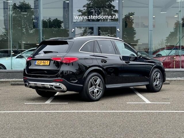 Mercedes-Benz GLC-KLASSE 300e 4MATIC AMG I Airmatic l Gestuurde achteras l Panoramadak l Burmester l Distronic l LED met adaptief groot licht assistent l Memory l MBUX l Wegklapbare trekhaak l Sfeerverlichting l 360 Camera | Techniek- pakket l Winter pakket l Smartphone integrati