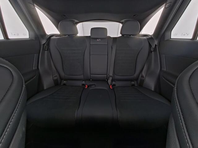 Mercedes-Benz GLC-KLASSE 300 e 4MATIC AMG Plug-In Hybride Edition AMG | Trekhaak | Panorama Schuif-Kanteldak | Rijassistentiepakket plus | AC en DC Laden | Stuur en Stoelverwarming. Inclusief 24 maanden MB Certified garantie voor Europa.