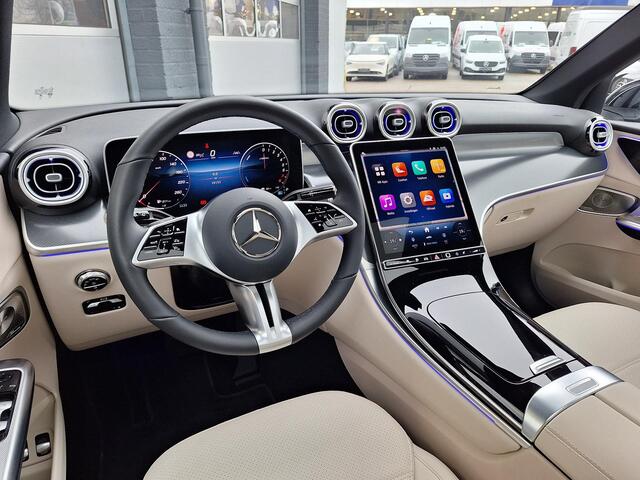 Mercedes-Benz GLC-KLASSE 300 e 4MATIC Avantgarde | Burmester | Panoramadak | Trekhaak | Beige Leder | DISTRONIC | Achteruitrijcamera | Dodehoekassistentie | Stoelverwarming + ventilatie | Sfeerverlichting | Keyless-GO | Elektrische achterklep