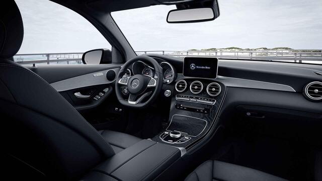 Mercedes-Benz GLC-KLASSE 250 4MATIC Premium | AMG | Panoramadak | Trekhaak | Stoelverwarming | 360 graden camera |