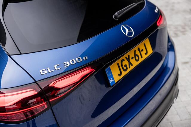 Mercedes-Benz GLC-KLASSE 300e 4MATIC Sport Edition | Panoramaschuifdak | Premium pakket | Nightpakket | Trekhaak | 360° camera | Dodehoekassistent | DIGITAL LIGHT |