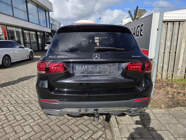 Mercedes-Benz GLC-KLASSE 300e 4MATIC 19"/Trekhaak/Dodehoek/Rijstrooksensor/Sfeerverlichting/Apple Carplay & Android Auto/Stoelverwarming/Elektrische klep