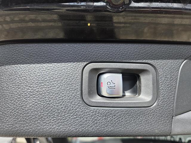 Mercedes-Benz GLC-KLASSE 300e 4MATIC 19"/Trekhaak/Dodehoek/Rijstrooksensor/Sfeerverlichting/Apple Carplay & Android Auto/Stoelverwarming/Elektrische klep