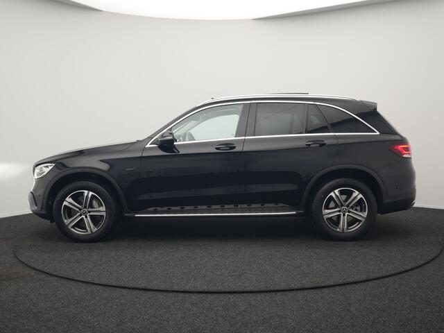 Mercedes-Benz GLC-KLASSE 300e 4MATIC Premium Plug In Hybrid 320pk Dealer O.H. PHEV | Trekhaak Af Fabriek | Panodak | Camera | Lederen Sportstoelen Verwarmd | Sfeerverlichting | Apple Carplay | Sidesteps | Navigatie | DAB |
