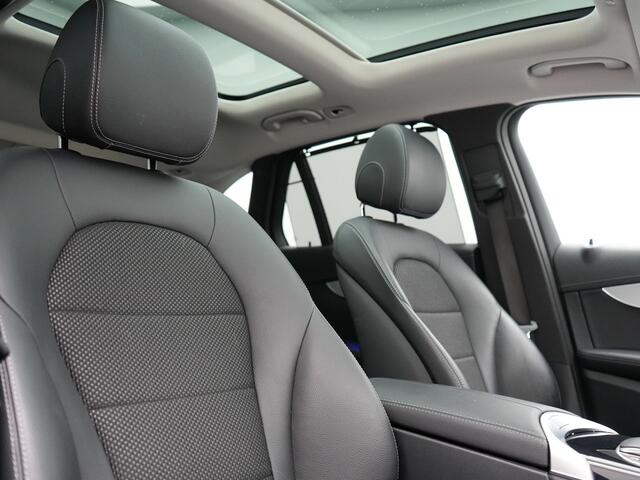 Mercedes-Benz GLC-KLASSE 300e 4MATIC Premium Plug In Hybrid 320pk Dealer O.H. PHEV | Trekhaak Af Fabriek | Panodak | Camera | Lederen Sportstoelen Verwarmd | Sfeerverlichting | Apple Carplay | Sidesteps | Navigatie | DAB |