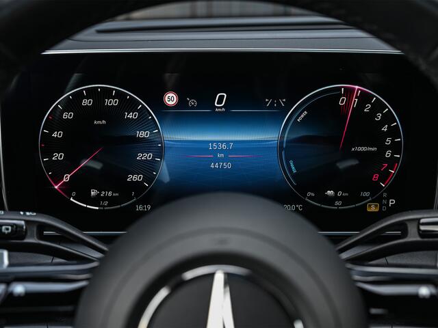 Mercedes-Benz GLC-KLASSE 300e 4MATIC AMG Line | Panoramadak | Burmester | Night pack | Head-up | 360 camera | Digital light | Keyless | Stoelverwarming | Ambiance interieur
