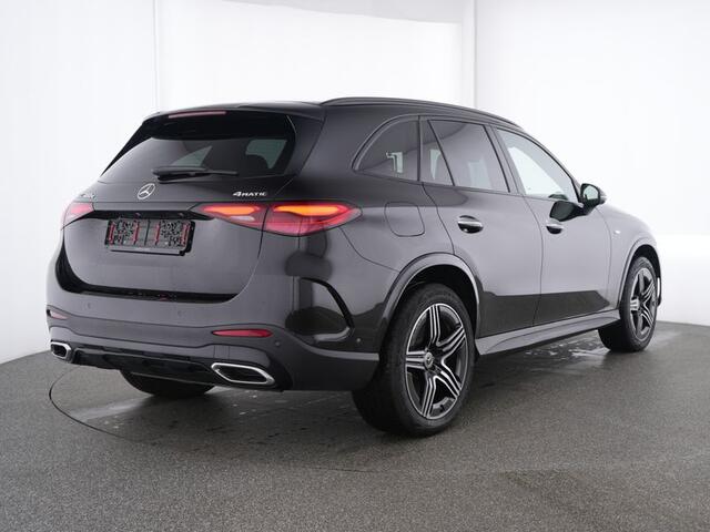 Mercedes-Benz GLC-KLASSE 300 e 4MATIC AMG Plug-In Hybride AMG Line | Night Pakket | Alarm klasse 3 | Distronic | Panorama Schuif-Kanteldak | 20 Inch AMG Velgen | Burmester®. Inclusief 24 maanden Mercedes-Benz Certified garantie voor Europa.