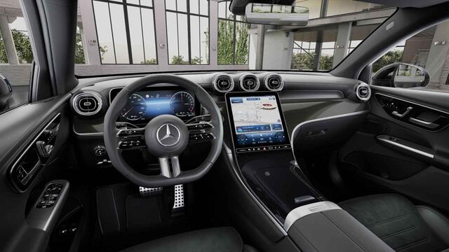 Mercedes-Benz GLC-KLASSE 300e 4MATIC Business Solution AMG | Panoramaschuifdak | Premium Pakket | Matrix-led | Treeplanken | Trekhaak |