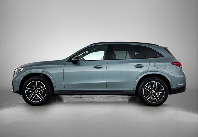 Mercedes-Benz GLC-KLASSE 300e 4MATIC Business Solution AMG | Advanced plus pakket | Nightpakket | Trekhaak | Middenconsole metaalstructuur | 19" vijfspaaks lichtmetalen AMG-velgen | URBAN GUARD Plus | Warmtewerend, donkergetint glas |