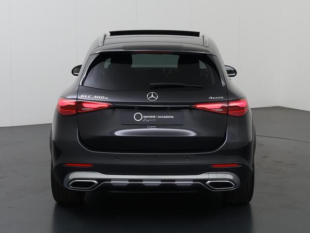 Mercedes-Benz GLC-KLASSE 300e 4MATIC Luxury Line | Panoramadak | Winter Paket | Memory stoelen | Parkeercamera | Sfeerverlichting |